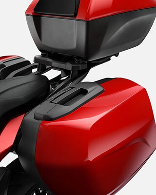 We see the storage options of the BMW F 900 XR.