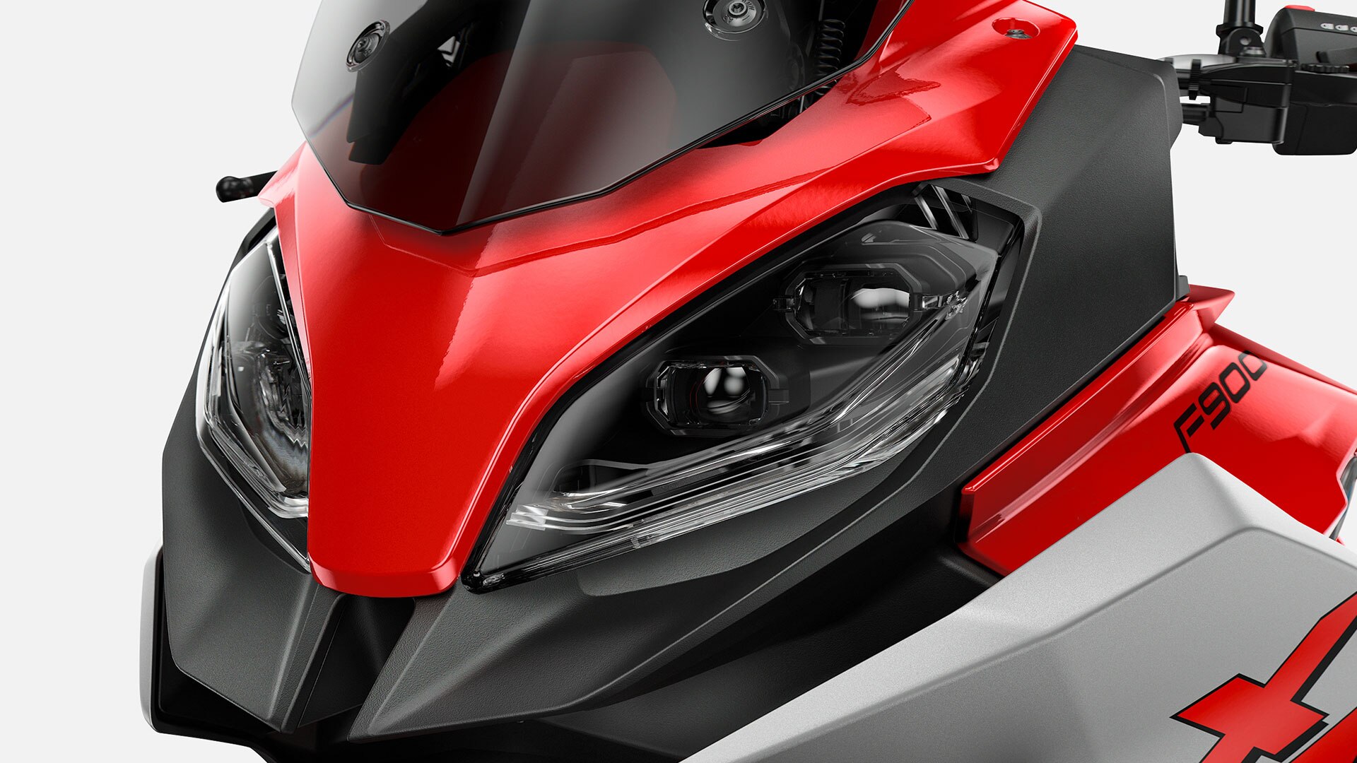We see the lights of the BMW F 900 XR.