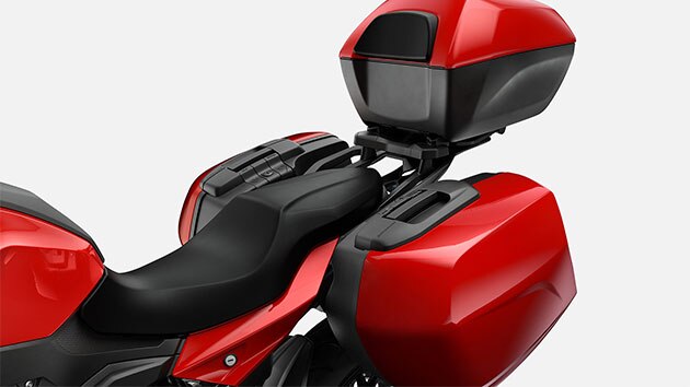 We see the storage options of the BMW F 900 XR.