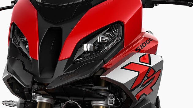 We see the dynamic front design including Pro headlight.