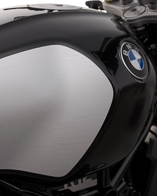 The R 12 nineT from BMW Motorrad fascinates with brushed aluminium surfaces