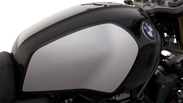 The R 12 nineT from BMW Motorrad fascinates with brushed aluminium surfaces