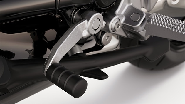 The optional comfort package with shift assistant Pro on the R 12 nineT from BMW Motorrad