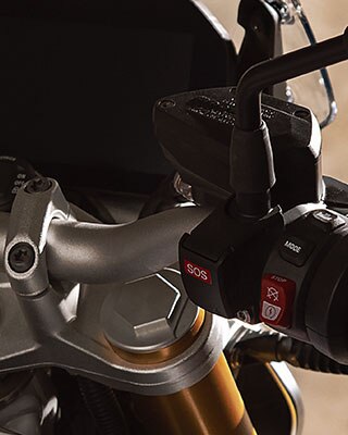 BMW R 1250 R with detailed view of the cylinder head cover and the ShiftCam model inscription