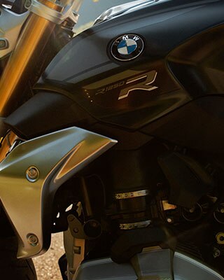 BMW R 1250 R in the Style Exclusive against the backdrop of mountains