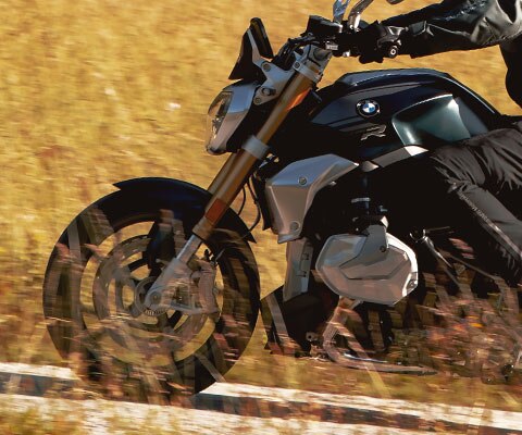 Riding scene with the BMW R 1250 R