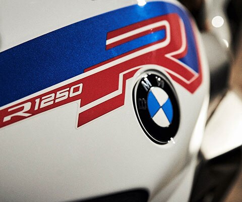 BMW R 1250 R with handlebars and TFT display in focus