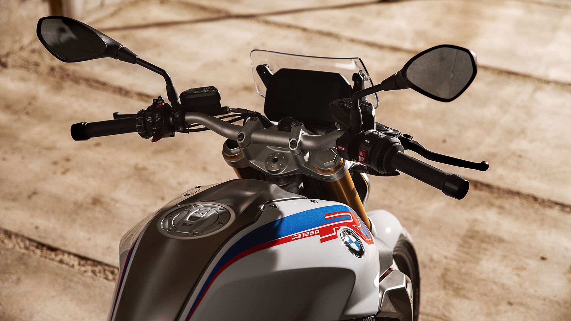 BMW R 1250 R with detailed view of the cylinder head cover and the ShiftCam model inscription