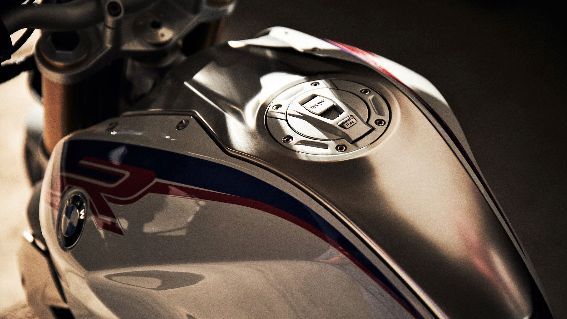 The tank of the BMW R 1250 R with stainless steel tank cover