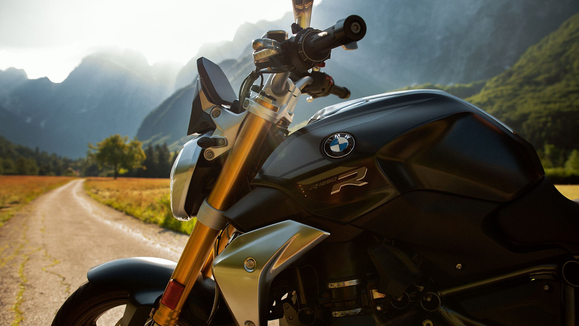 BMW R 1250 R in the Style Exclusive against the backdrop of mountains