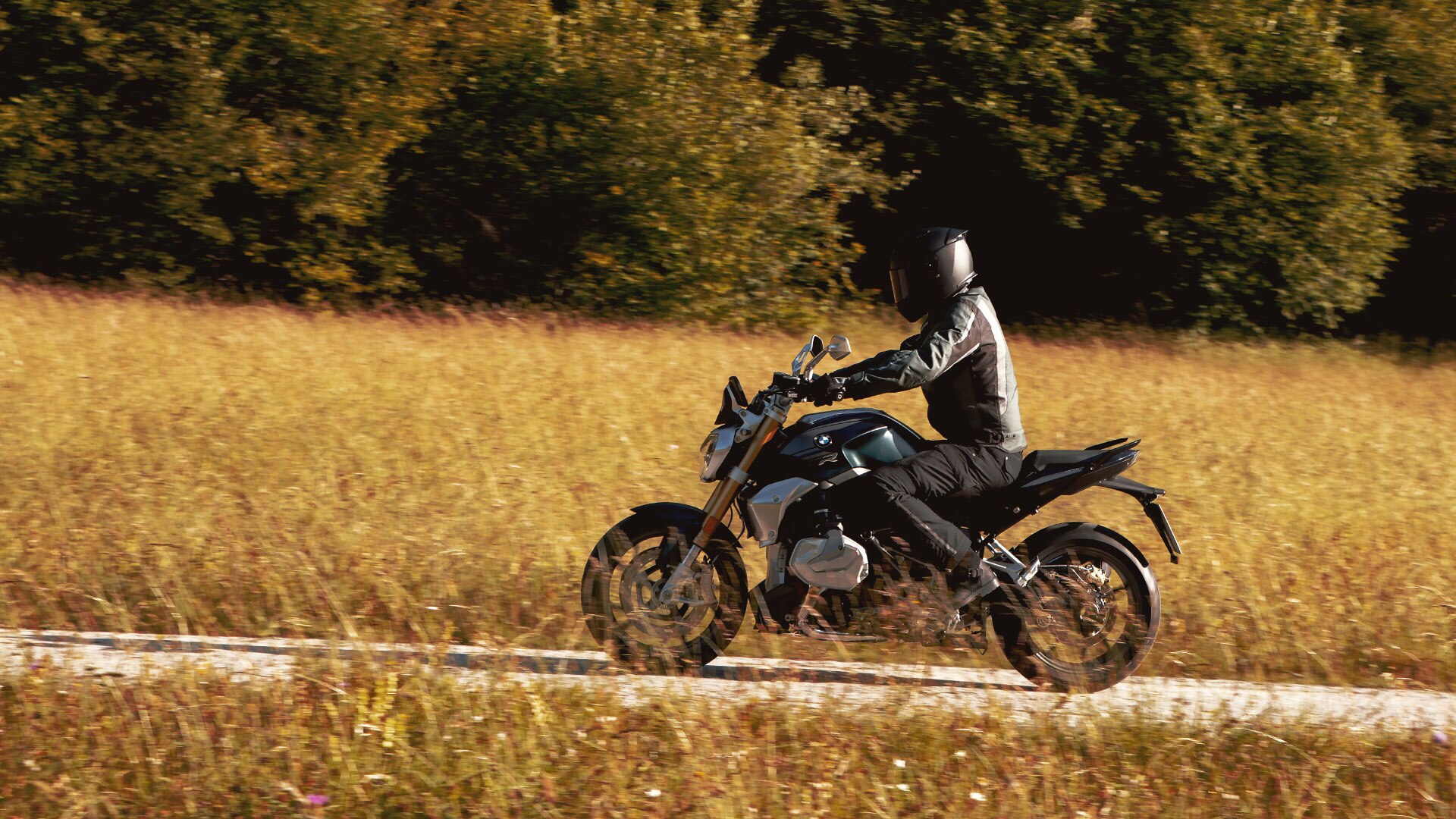 Riding scene with the BMW R 1250 R