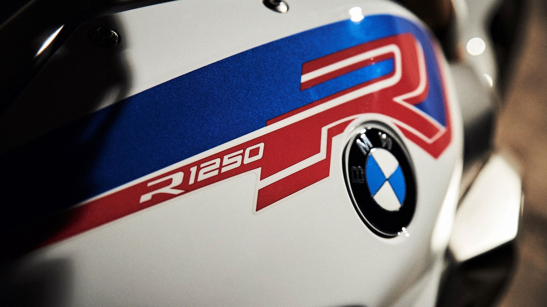 BMW R 1250 R with handlebars and TFT display in focus