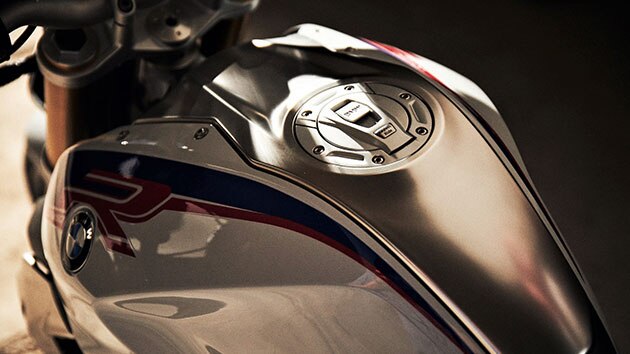 The tank of the BMW R 1250 R with stainless steel tank cover