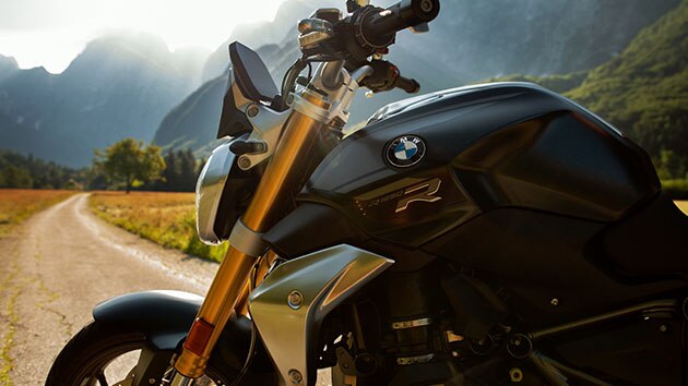BMW R 1250 R in the Style Exclusive against the backdrop of mountains