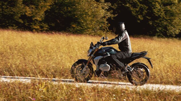 Riding scene with the BMW R 1250 R