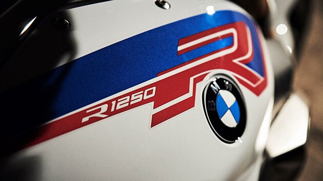 BMW R 1250 R with handlebars and TFT display in focus