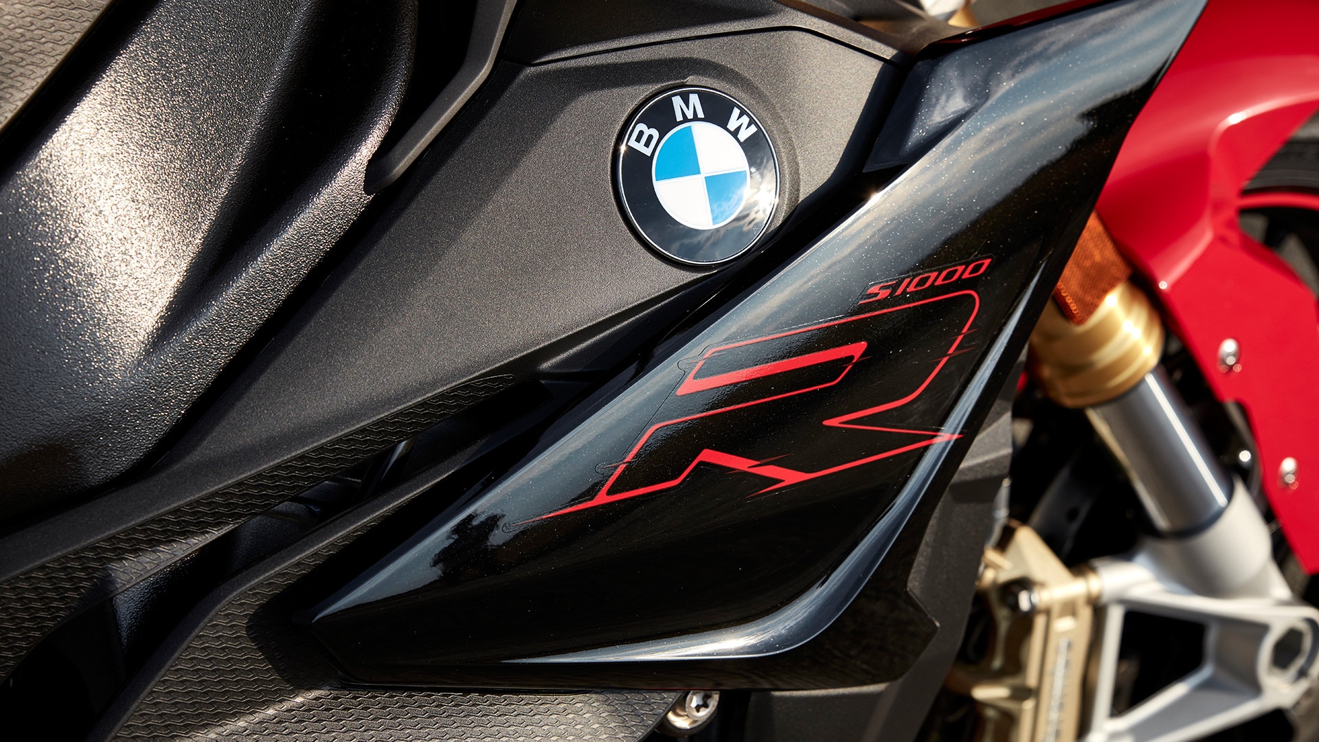 S 1000 R "R" logo