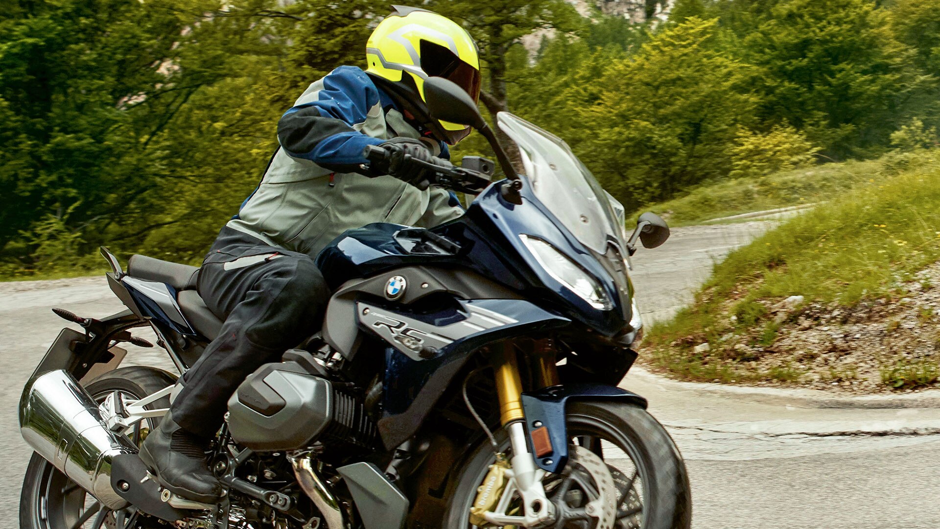 R 1250 RS in a curve