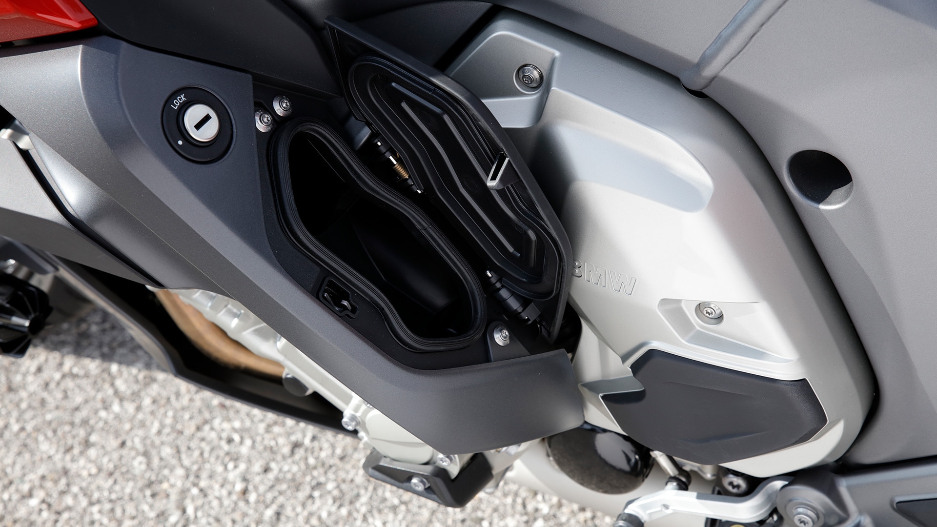 K 1600 GT storage compartments